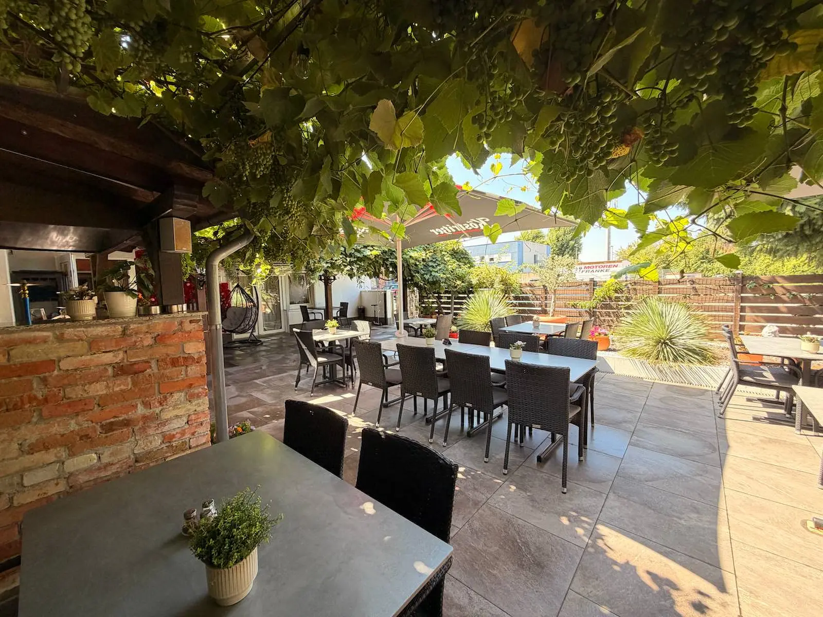 Innenhof und Terrasse des Restaurant Golestan