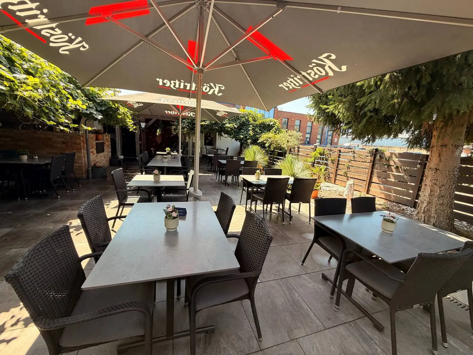 Innenhof und Terrasse des Restaurant Golestan