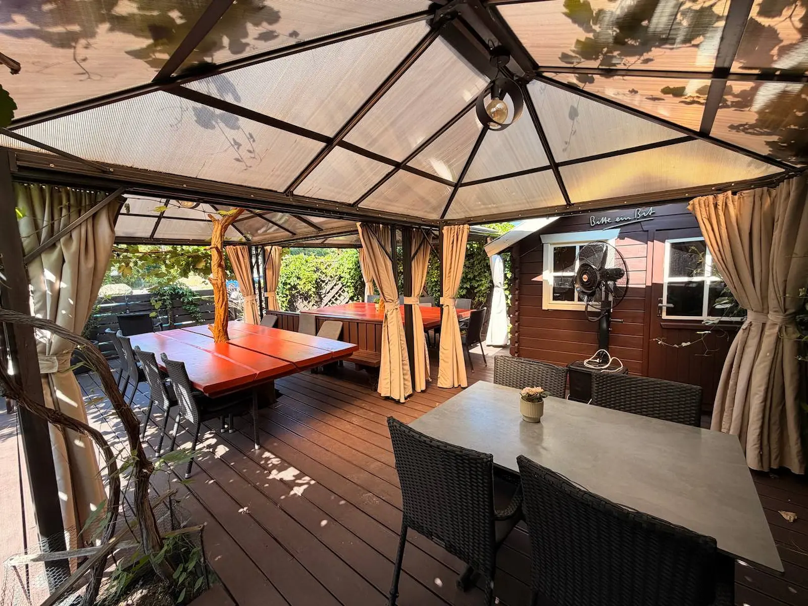 Innenhof und Terrasse des Restaurant Golestan
