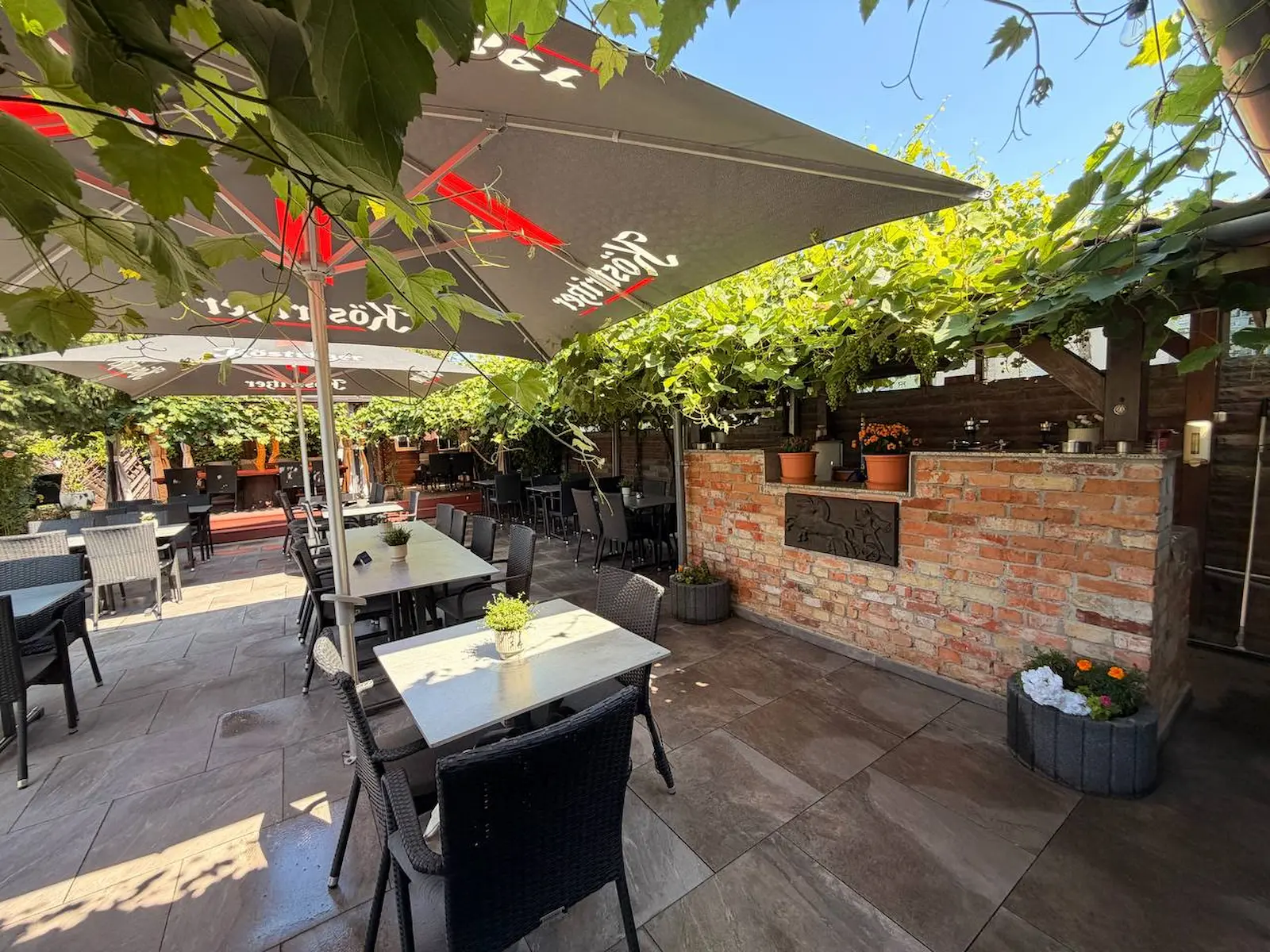 Innenhof und Terrasse des Restaurant Golestan